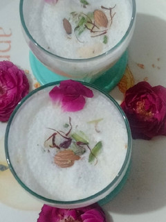 केसर ड्राई फ्रूट्स मिल्क शेक (Kesar dry fruits milk shake recipe in hindi) रेसिपी मुख्य फोटो