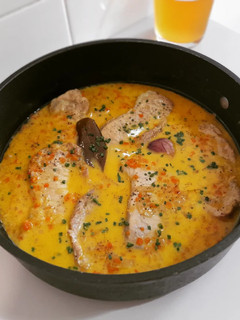 Una foto de Lomo de cerdo ibérico al curry con zanahoria