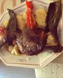 Paletilla de cabrito al horno con patatas panaderas y pimientos