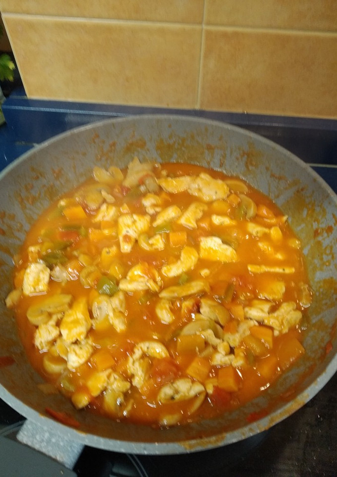 Una foto de Pechuga con verduras