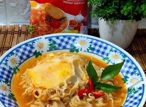 Gambar Mee Segera Kari + Telur