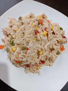 Una foto de Arroz con pollo a la jardinera
