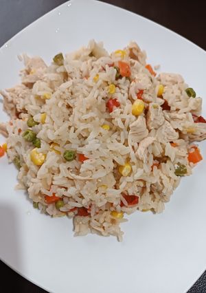 Una foto de Arroz con pollo a la jardinera