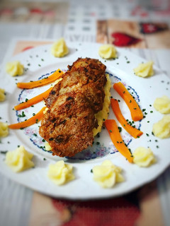 Una foto de Solomillo de cerdo ibérico adobado con puré de patatas
