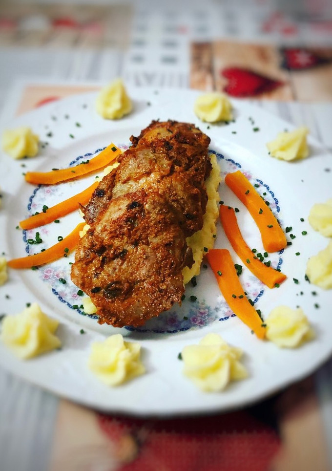 Una foto de Solomillo de cerdo ibérico adobado con puré de patatas