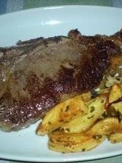 Una foto de Chuletones al horno con patatas