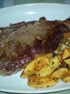 Una foto de Chuletones al horno con patatas