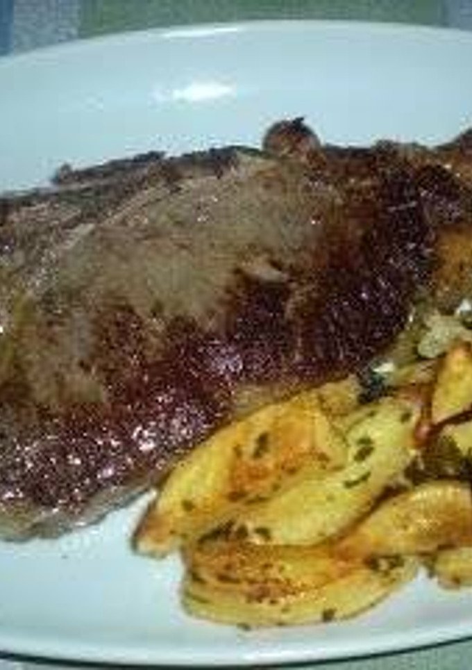 Una foto de Chuletones al horno con patatas