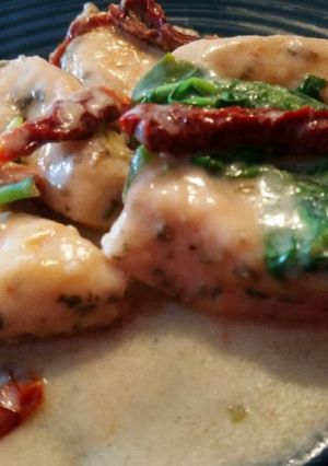 Una foto de Pollo a la Toscana con espinacas y tomates secos