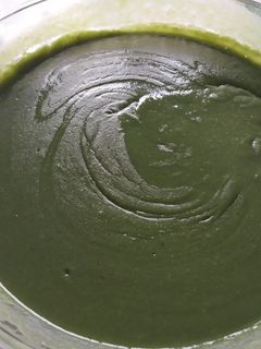 Una foto de Crema de judías verdes con jamón crujiente y picatostes
