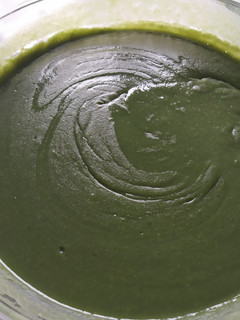 Una foto de Crema de judías verdes con jamón crujiente y picatostes