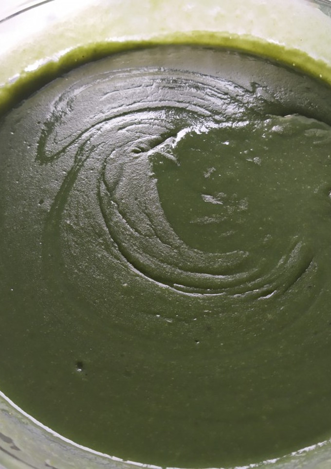 Una foto de Crema de judías verdes con jamón crujiente y picatostes