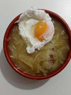 Una foto de Sopa de cebolla con huevo poché