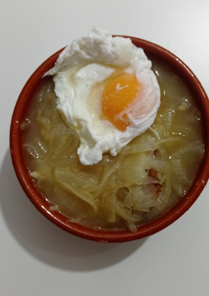 Una foto de Sopa de cebolla con huevo poché