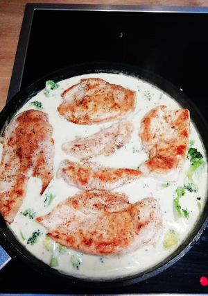 Csirkemell brokkolis tejszínes szószban recept fotója