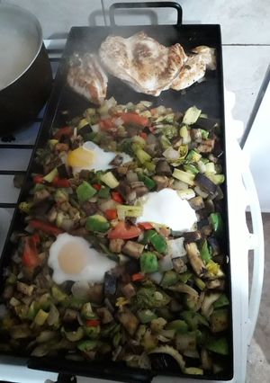 Una foto de Pechugas de pollo con vegetales