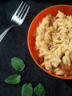 रेड व्हाइट पास्ता (red white pasta recipe in marathi) रेसिपी चे मुख्य फोटो