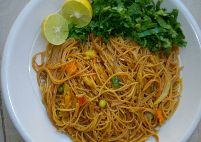 Simple Way to Prepare Award-winning Fried spaghetti with salad