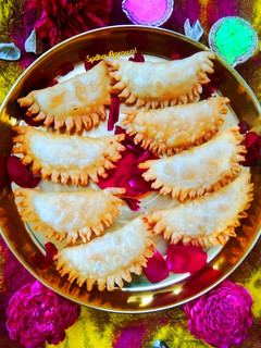 डिजाइनर करंजी(designer karanji recipe in hindi) रेसिपी मुख्य फोटो