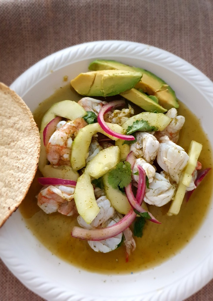 Una foto de Aguachile de Camarón al cilantro