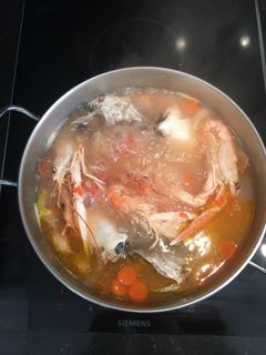 Una foto de Caldo de pescado 🐠 con merluza, cigalas y gambas 🦐
