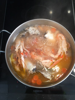Una foto de Caldo de pescado 🐠 con merluza, cigalas y gambas 🦐