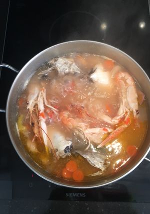 Foto principal de Caldo de pescado 🐠 con merluza, cigalas y gambas 🦐