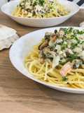 Spaghete cu fructe de mare in sos alb