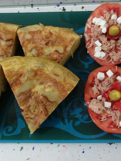 Una foto de Tortilla de patatas con ensalada de tomates