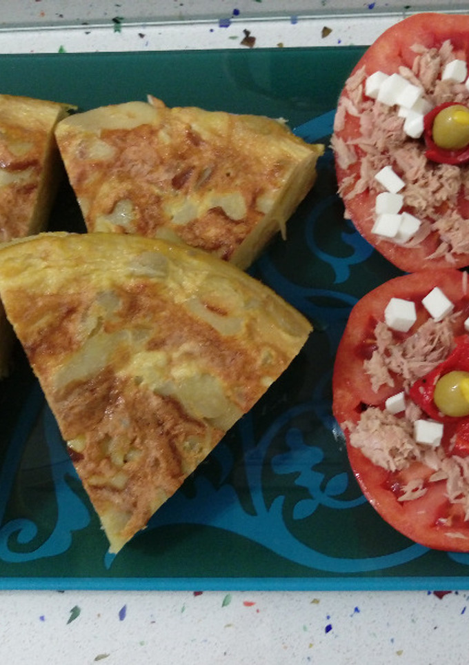 Una foto de Tortilla de patatas con ensalada de tomates