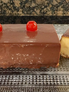 Una foto de Flan de coco, caramelo y chocolate