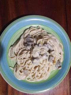Una foto de Macarrones en salsa blanca con carne y champiñones (a mi estilo)