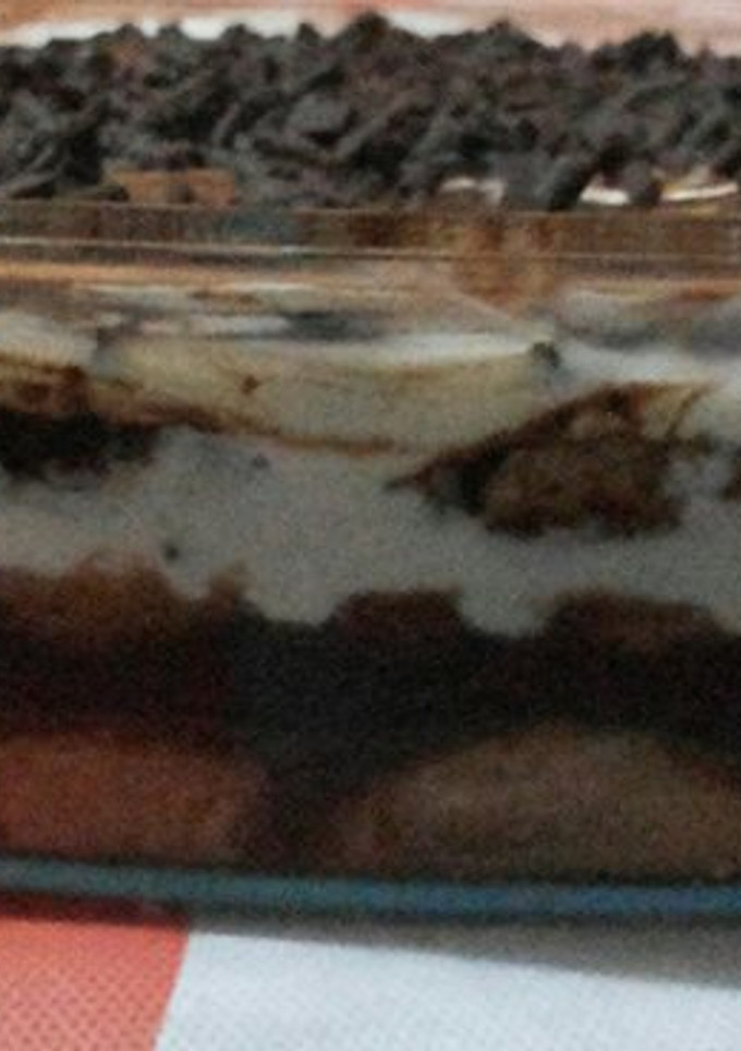 Una foto de Postre Helado con flan, crema y chocolate!