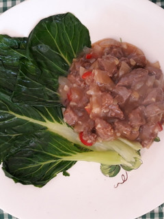 Una foto de Carne frita con col china. 小白菜炒牛肉 (Xiǎo báicài chǎo niúròu)