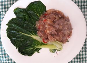 Una foto de Carne frita con col china. 小白菜炒牛肉 (Xiǎo báicài chǎo niúròu)