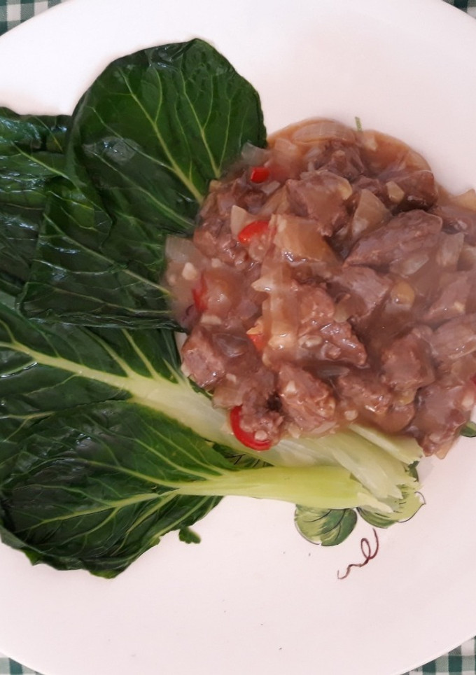Una foto de Carne frita con col china. 小白菜炒牛肉 (Xiǎo báicài chǎo niúròu)
