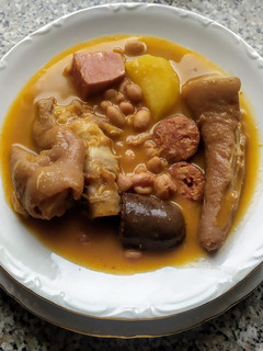 Una foto de Judías pintas con manitas y rabo