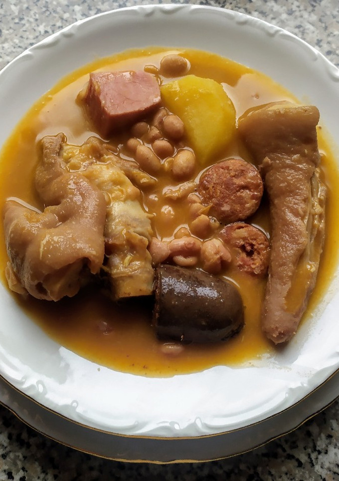 Una foto de Judías pintas con manitas y rabo