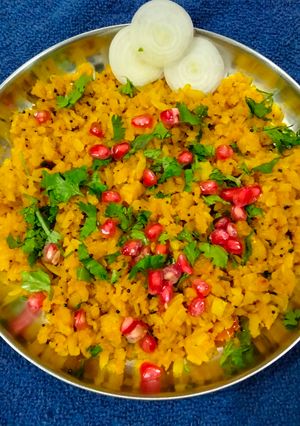 આલુ પૌવા (Aloo Paua Recipe In Gujarati) રેસીપી મુખ્ય ફોટો