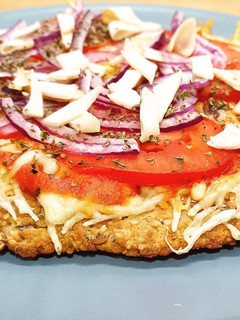 Una foto de Pizza crujiente con base de avena 🍕