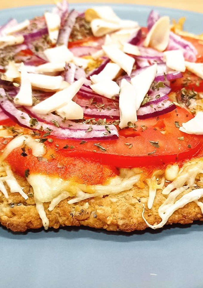 Una foto de Pizza crujiente con base de avena 🍕