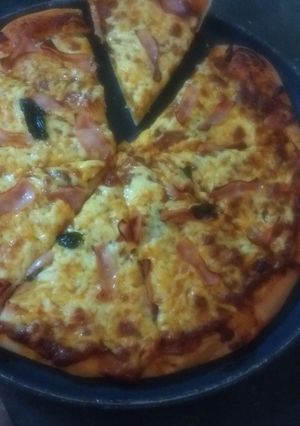 Una foto de Pizza de albahaca mozzarella y jamón 🍕♥️