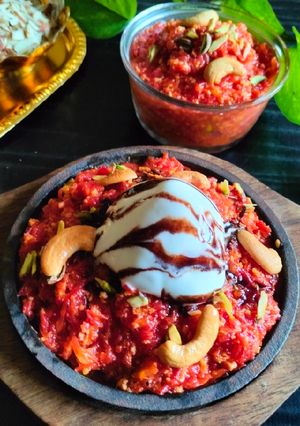 સીઝલિંગ ગાજર હલવા (Sizzling Carrot Halwa Recipe In Gujarati) રેસીપી મુખ્ય ફોટો