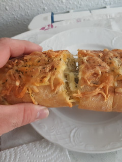 Una foto de Pan de ajo con queso. Delicioso y crujiente