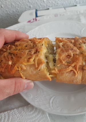 Una foto de Pan de ajo con queso. Delicioso y crujiente