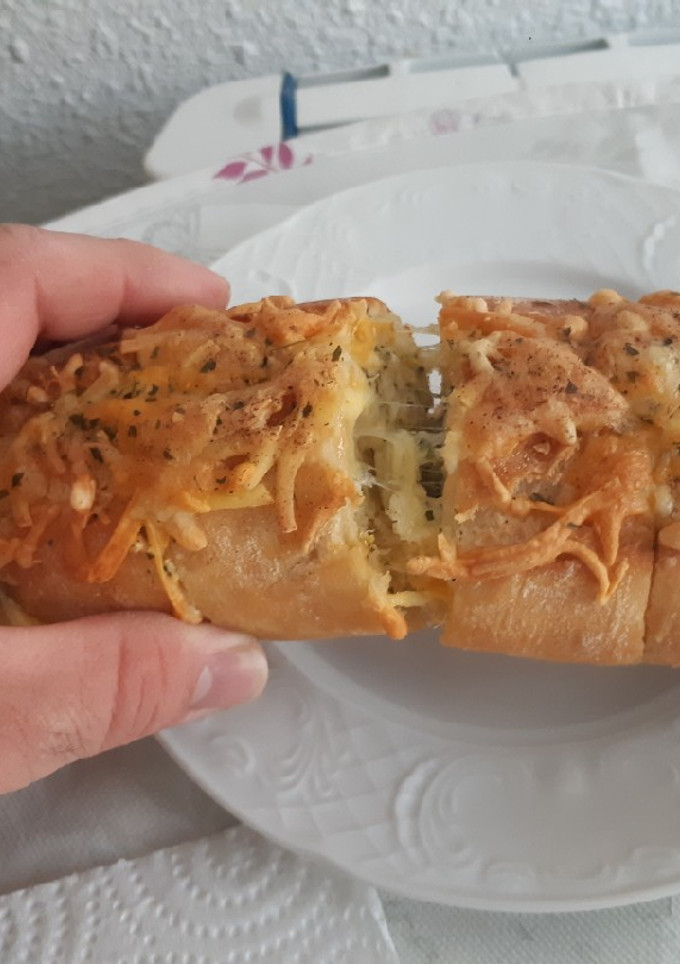 Una foto de Pan de ajo con queso. Delicioso y crujiente