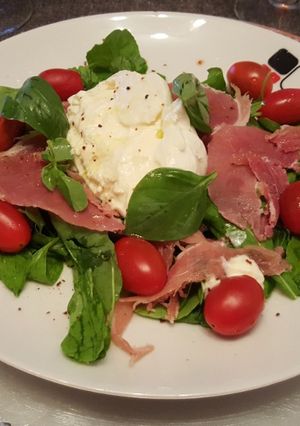 Una foto de Burrata caprese