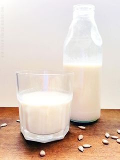 Una foto de Leche de semillas de girasol: Muy fácil y con todos los trucos para que salga perfecta! (Leche vegetal / Leche Vegana)