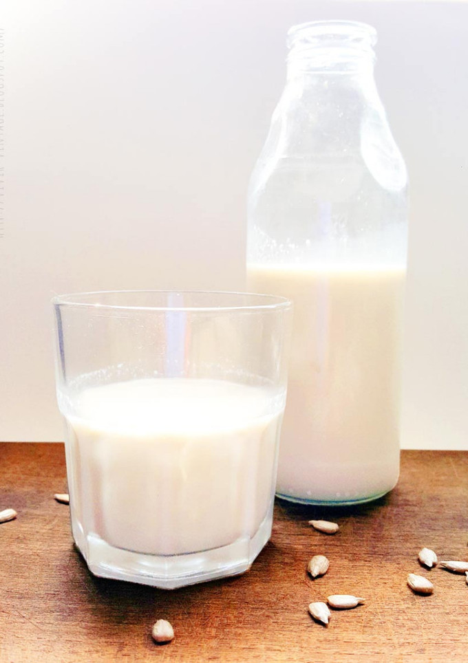 Una foto de Leche de semillas de girasol: Muy fácil y con todos los trucos para que salga perfecta! (Leche vegetal / Leche Vegana)