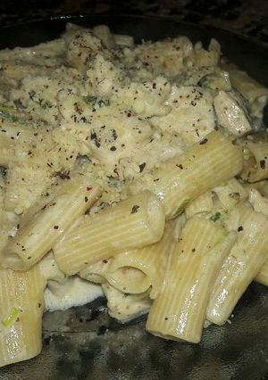 Una foto de Pasta con salsa crema, pollo y verdeo